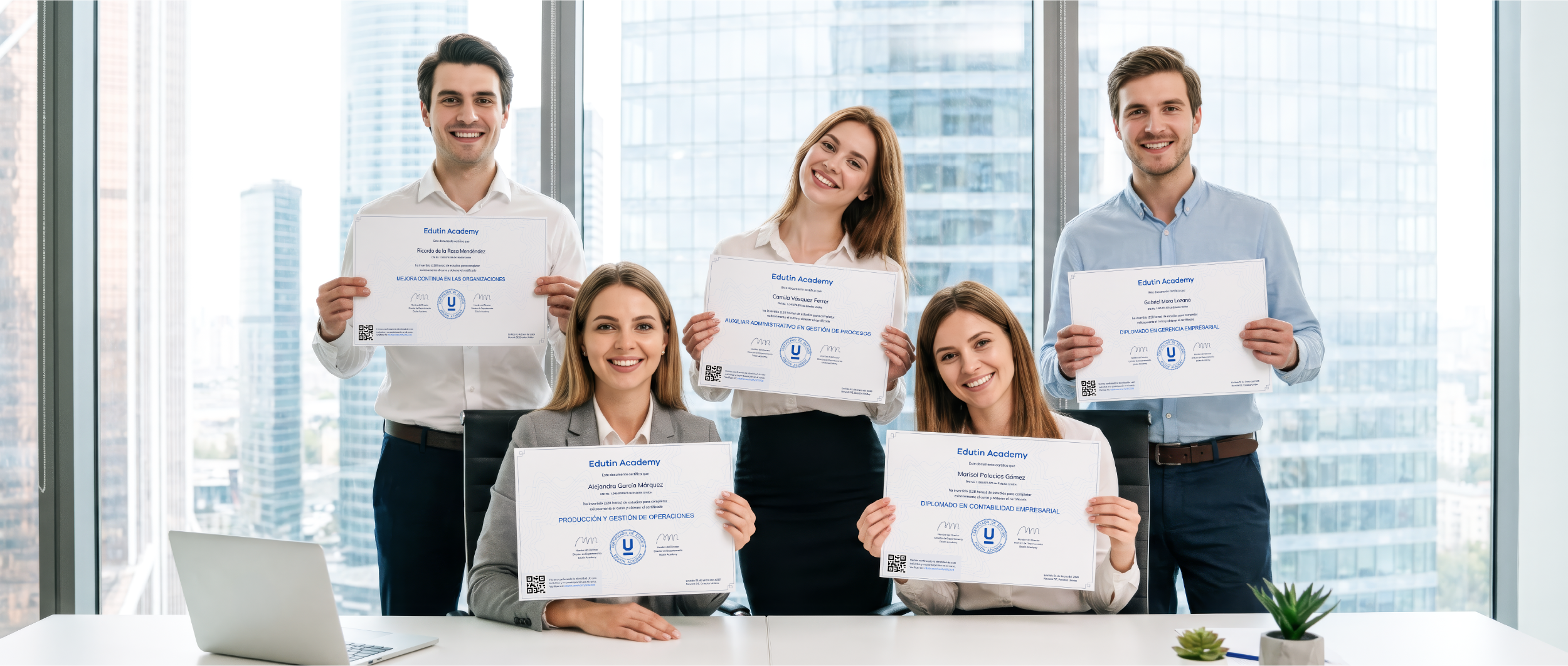 Equipo certificado por Edutin Academy celebrando sus certificaciones