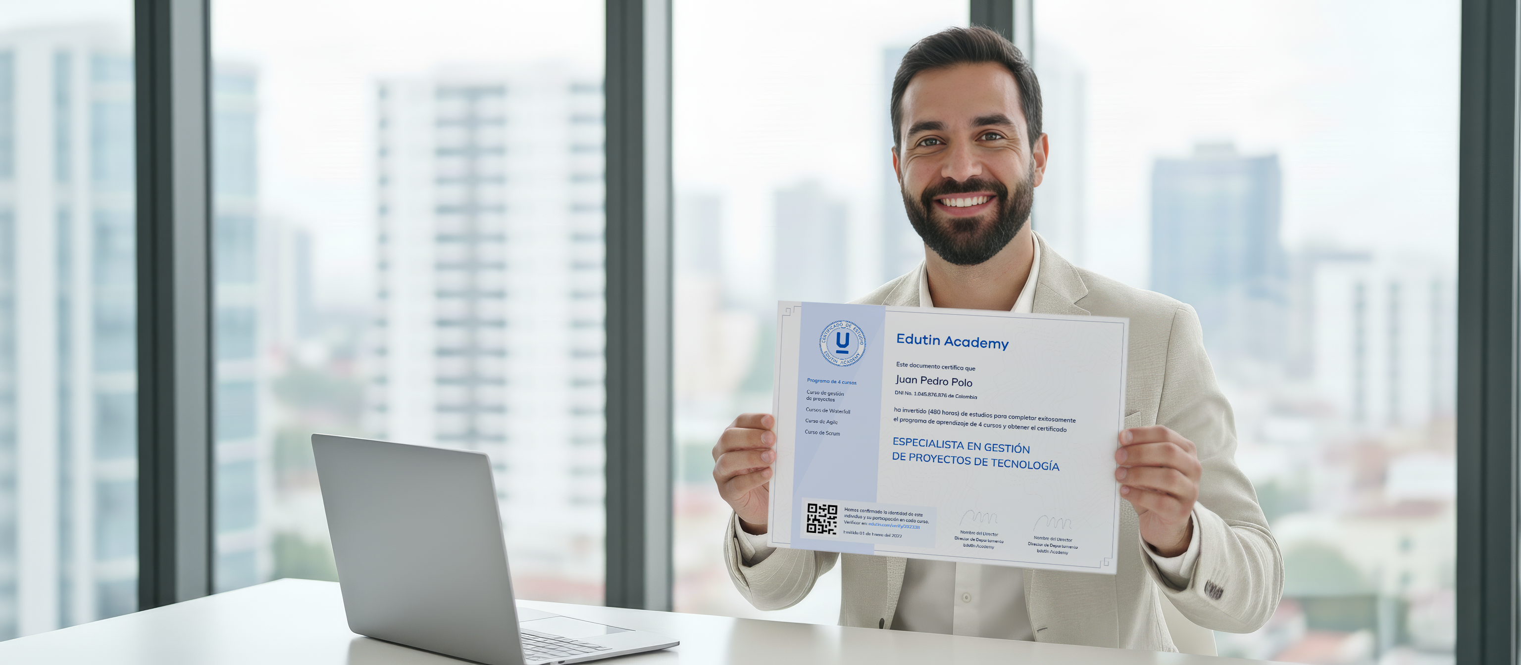 Colaborador mostrando la certificación final de su ruta: Especialista en gestión de proyectos de tecnología