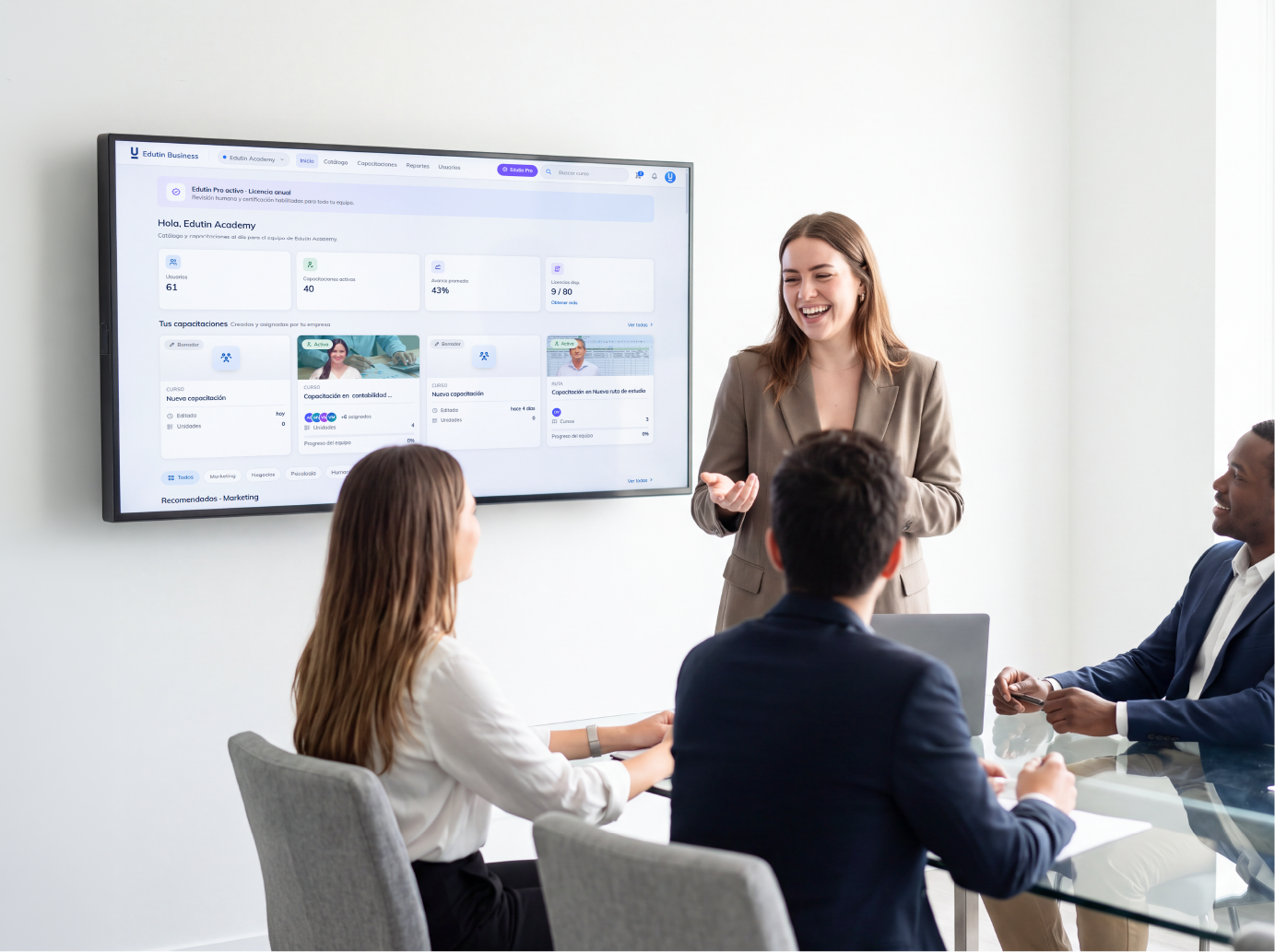 Equipo de trabajo en una capacitaci&oacute;n empresarial