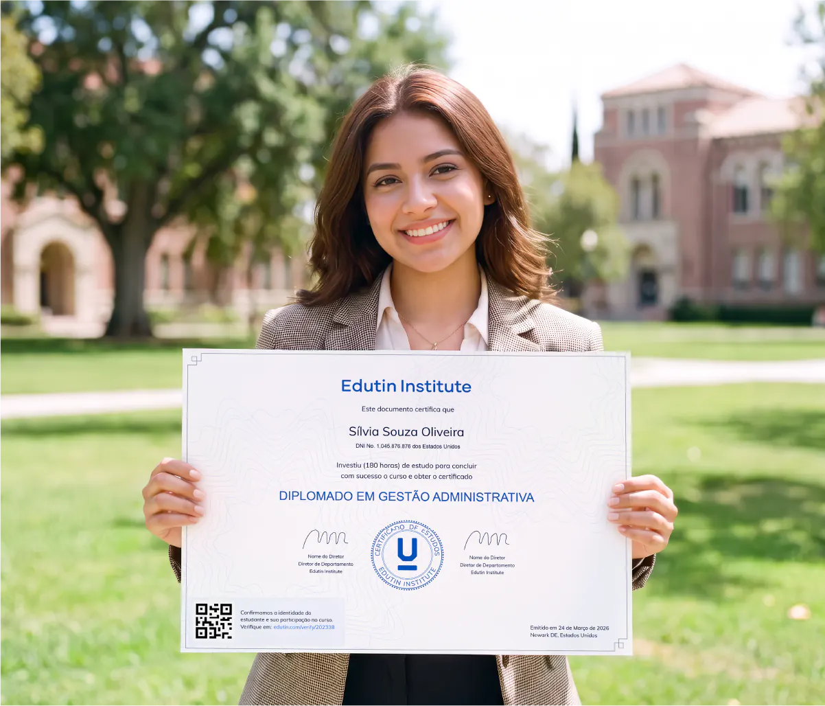 Estudante segurando seu certificado do Edutin Institute em um campus universitário