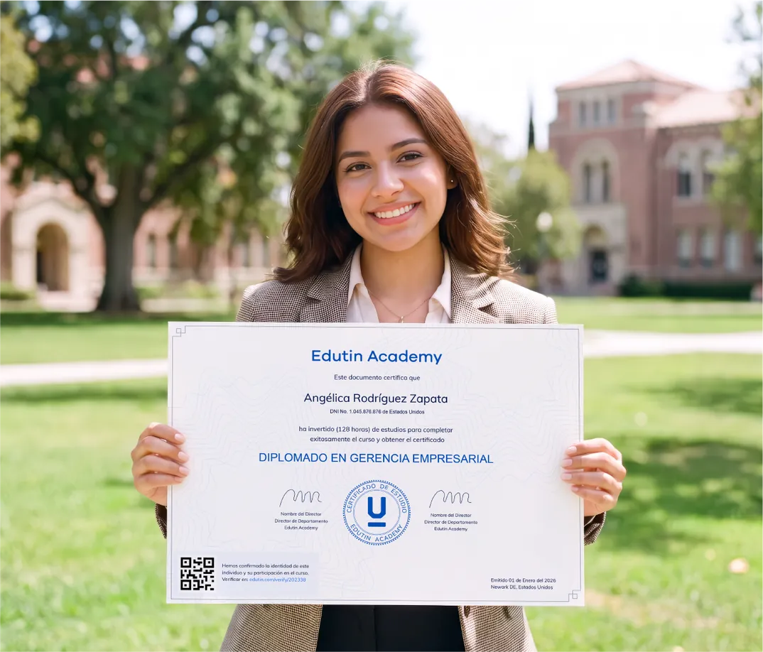 Estudiante sosteniendo su certificado de Edutin Academy en un campus universitario